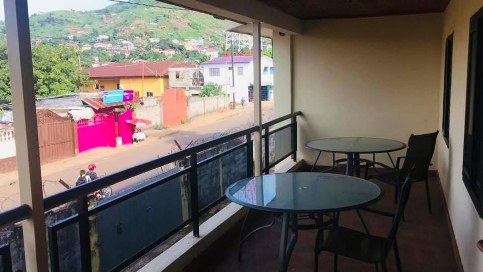 Zunox Guest House Фрийтаун Екстериор снимка