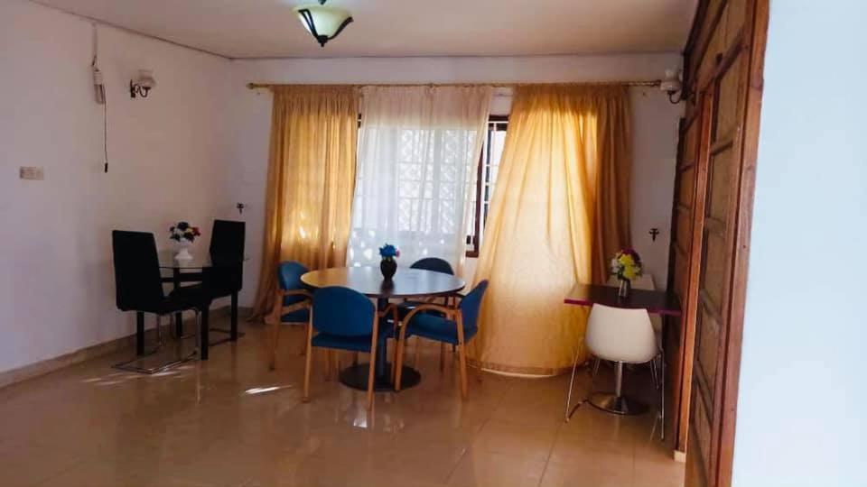 Zunox Guest House Фрийтаун Екстериор снимка