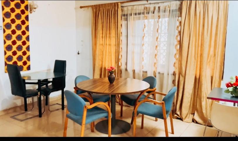 Zunox Guest House Фрийтаун Екстериор снимка