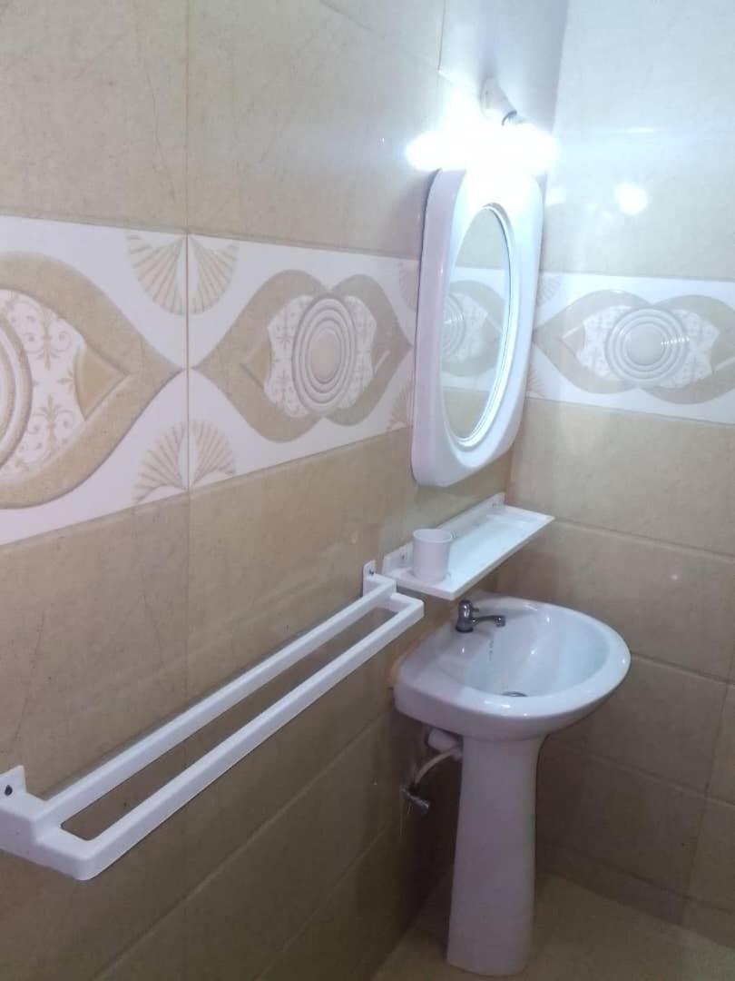 Zunox Guest House Фрийтаун Екстериор снимка