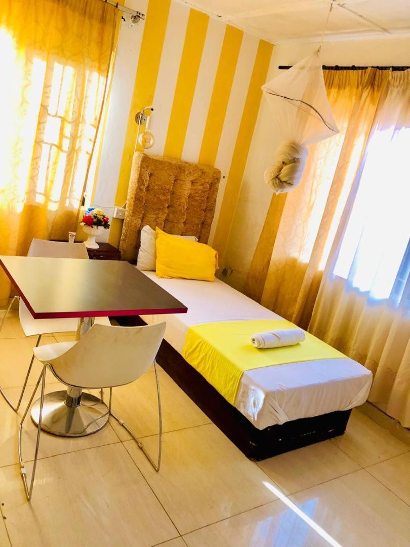 Zunox Guest House Фрийтаун Екстериор снимка
