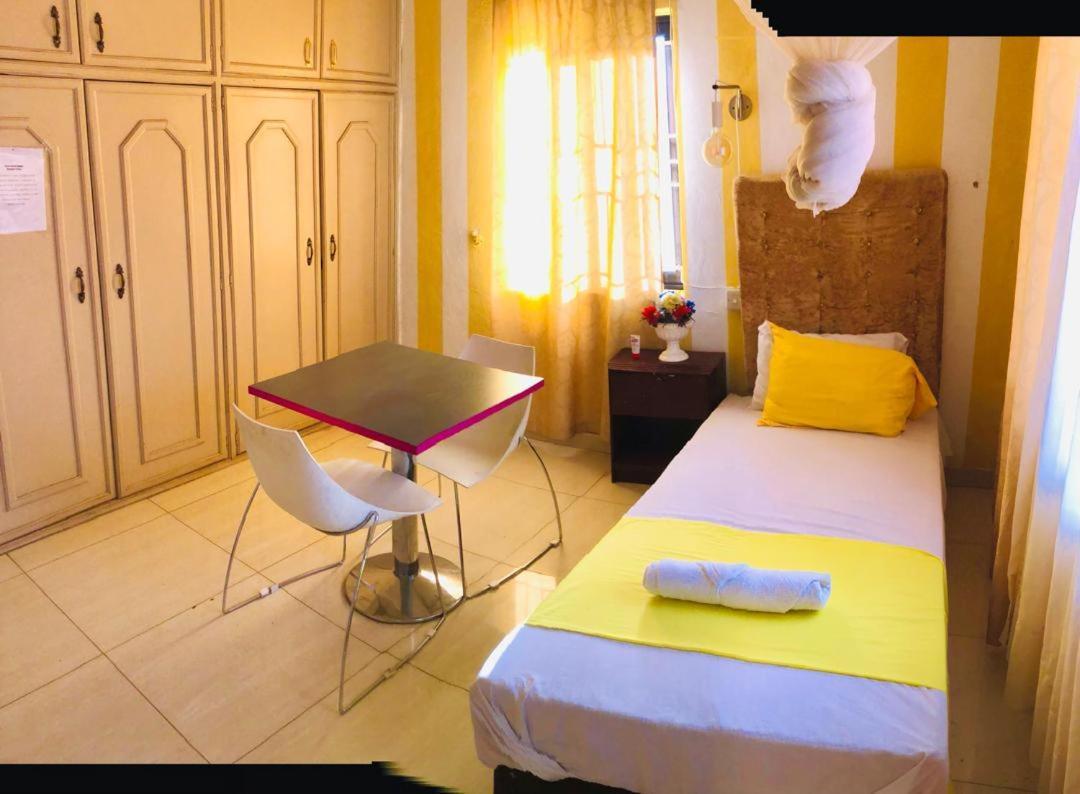 Zunox Guest House Фрийтаун Екстериор снимка