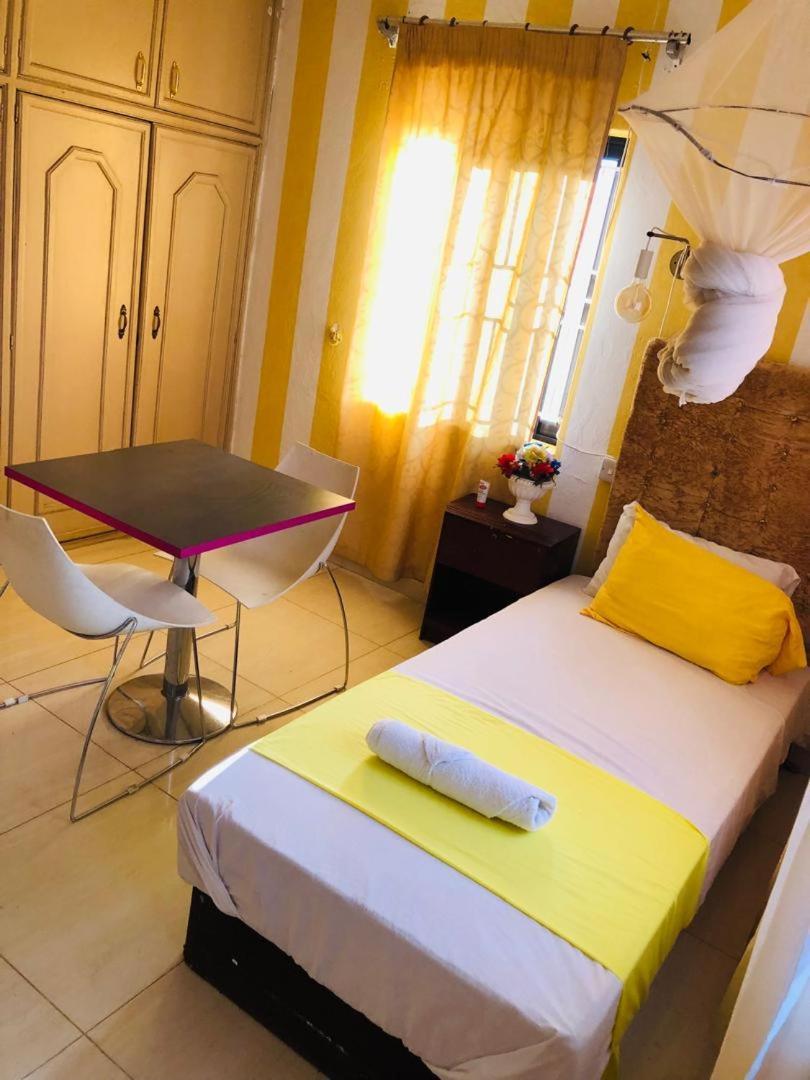 Zunox Guest House Фрийтаун Екстериор снимка