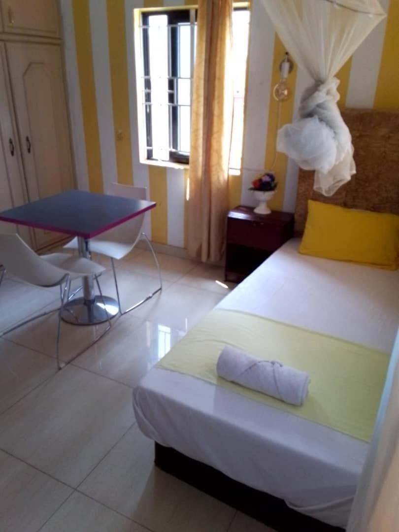 Zunox Guest House Фрийтаун Екстериор снимка