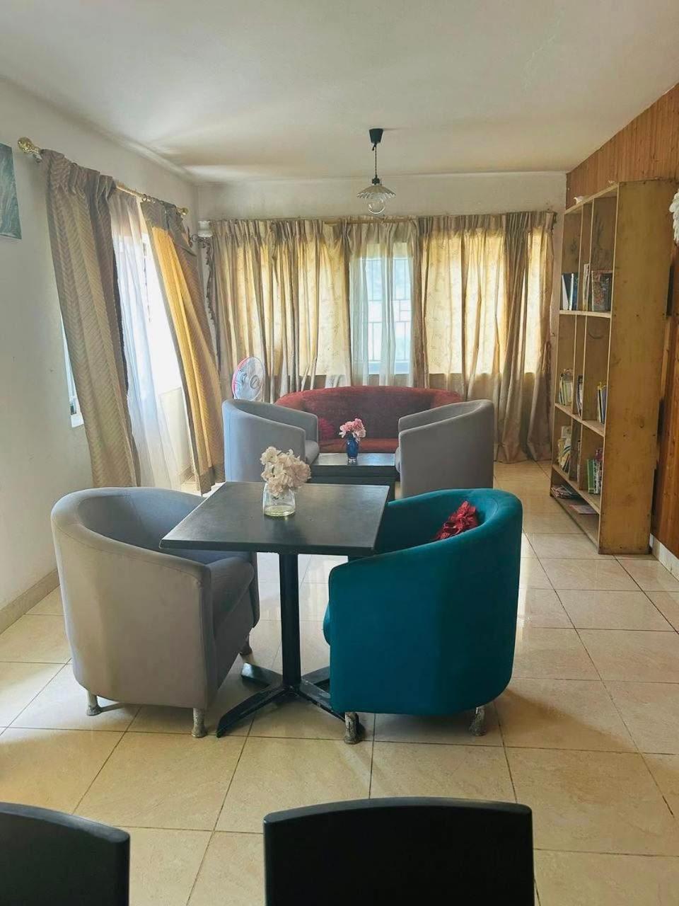 Zunox Guest House Фрийтаун Екстериор снимка